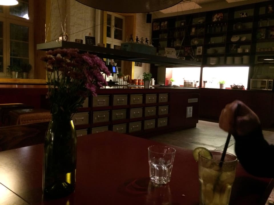 Abendlicher Blick in den Frühstücksbereich Hostel Superbude St.Pauli