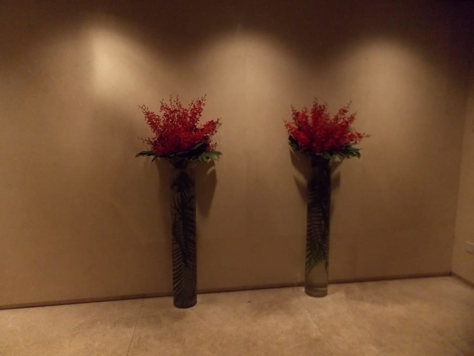 Fresh flowers in the lobby Hotel The Marco Polo Gateway