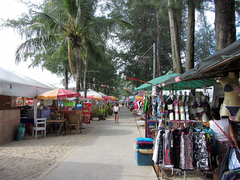 Strandrestaurants und Shops Sunprime Kamala Beach