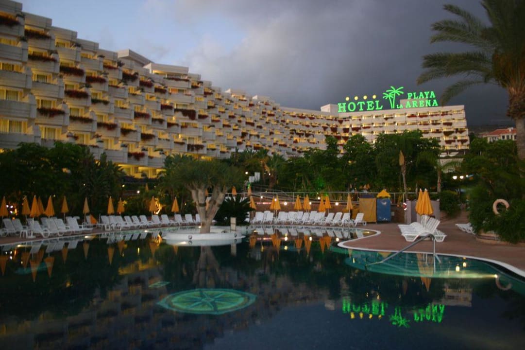 Blick auf Hotel und Pool bei Nacht Landmar Playa La Arena