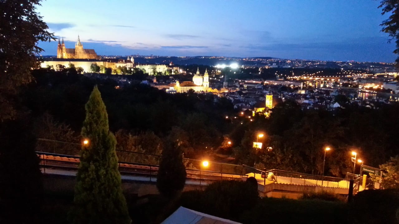 Ausblick nachts Hotel Nebozizek