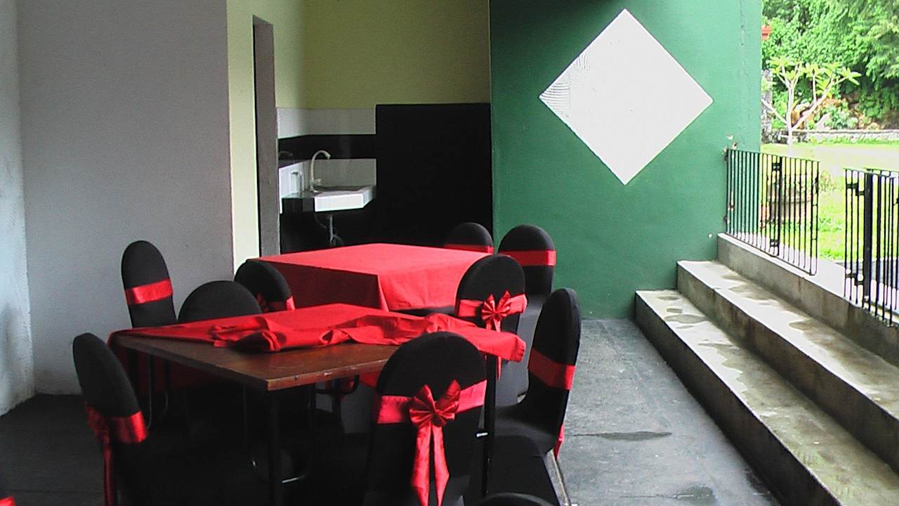 4 Tische mit max. 6 Personen Water Lily