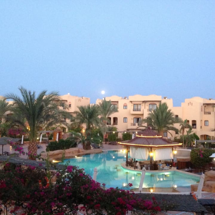 Mondaufgang hinterm Pool Steigenberger Coraya Beach - Adults only