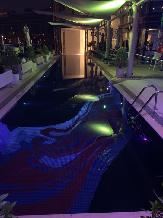 Pool Jumeirah Creekside Hotel