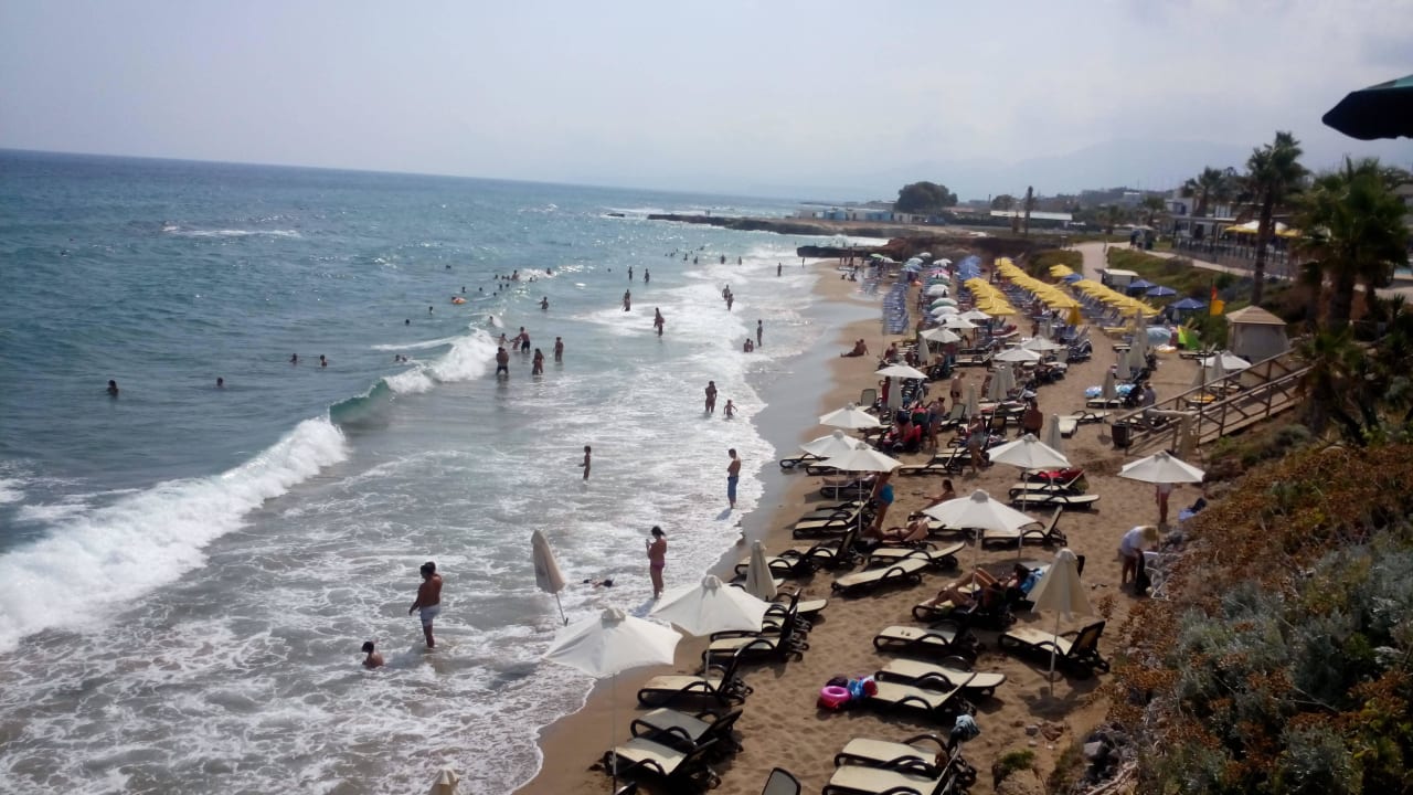 Pět minut od Eri hotelu je pláž s velkými vlnami Eri Beach & Village