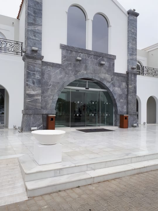 Eingangsbereich noch im Winterschlaf, Name des Hotels steht  Anemos Luxury Grand Resort