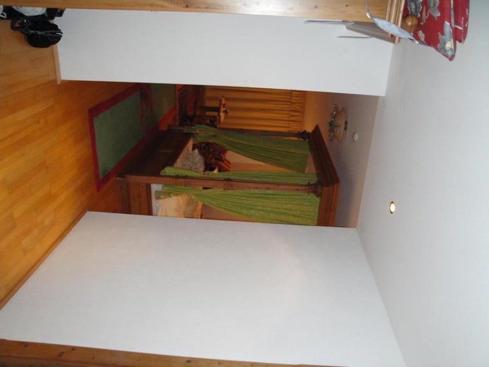 Blick von der Eingangstür aufs Himmelbett Wohlfühlresort Peternhof