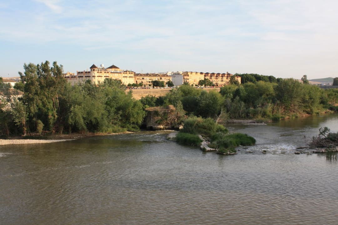 Hotelansicht von der Brücke "Puente Romano" Hesperia Córdoba