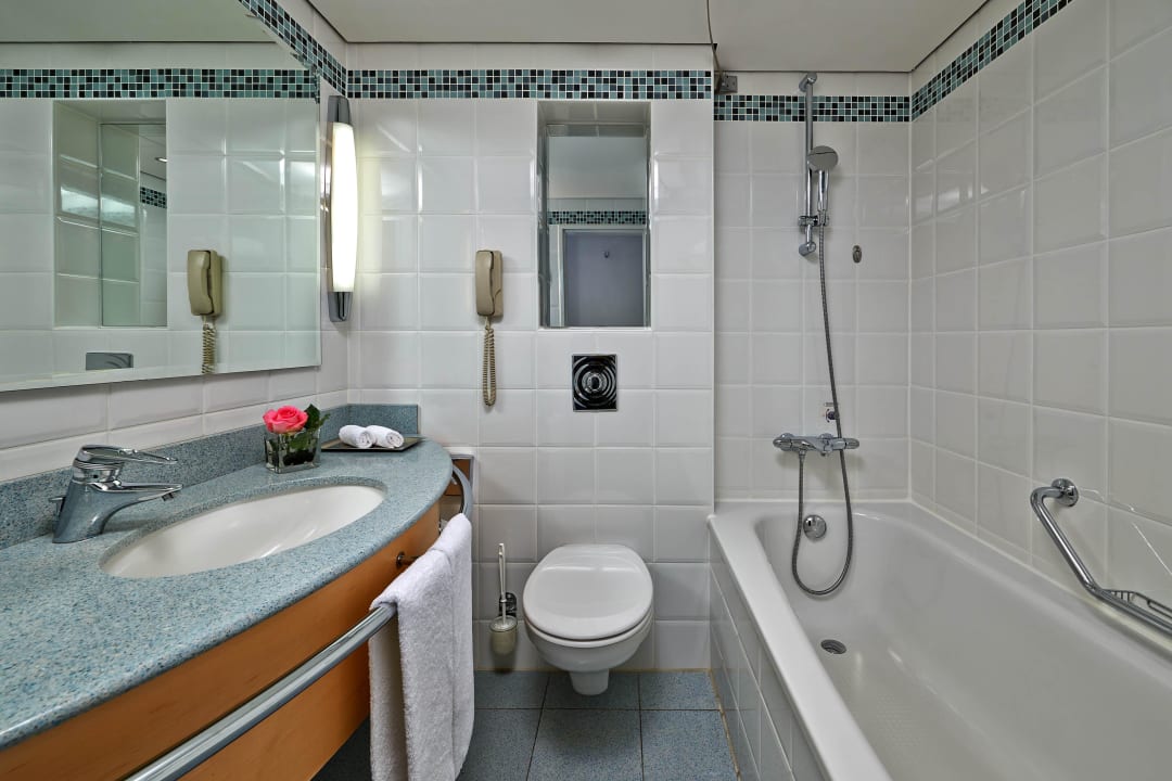 Guest Room Bathroom Hilton Düsseldorf