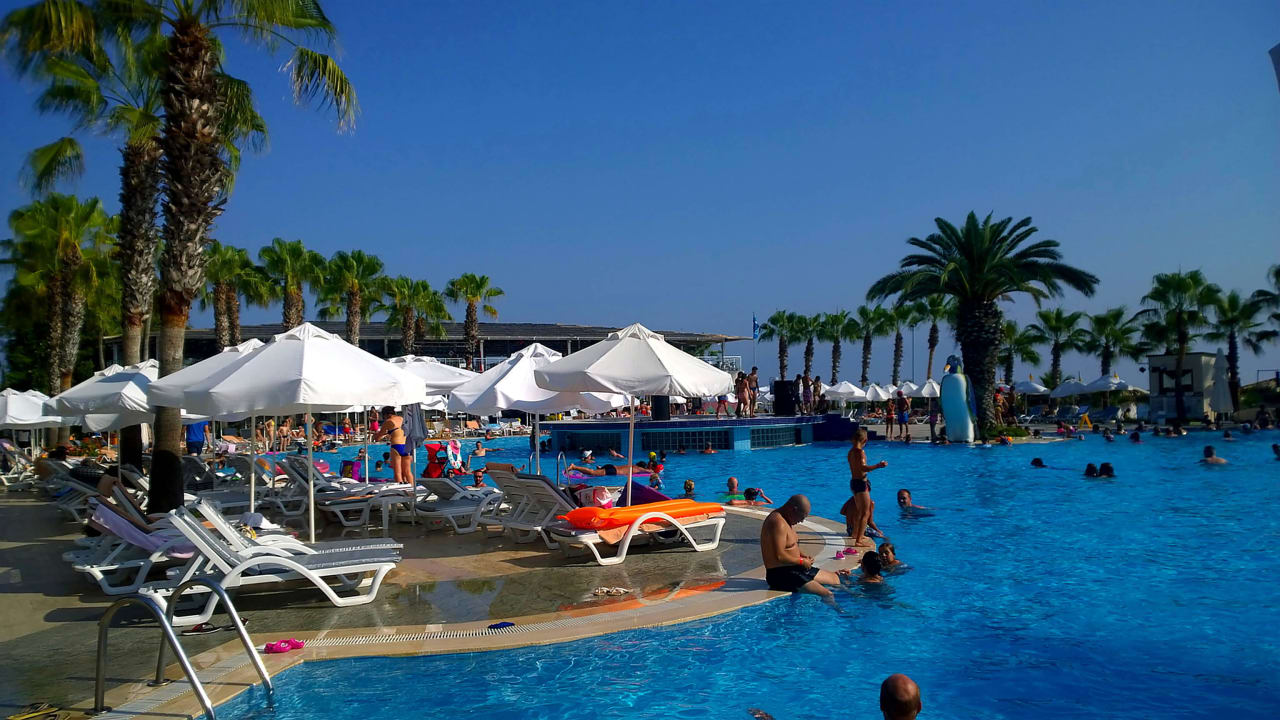 Hauptanlaufpunkt: der Animationspool Botanik Hotel & Resort