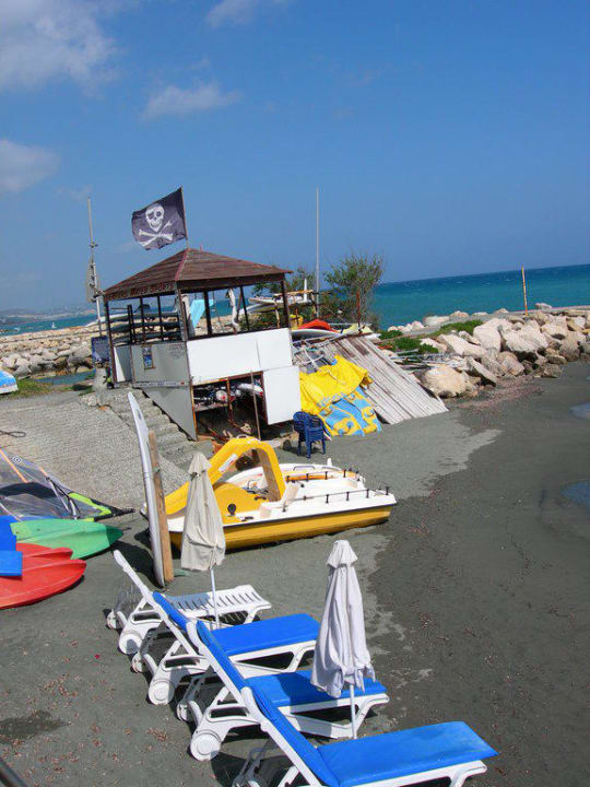 Strand mit Liegen Hotel Londa