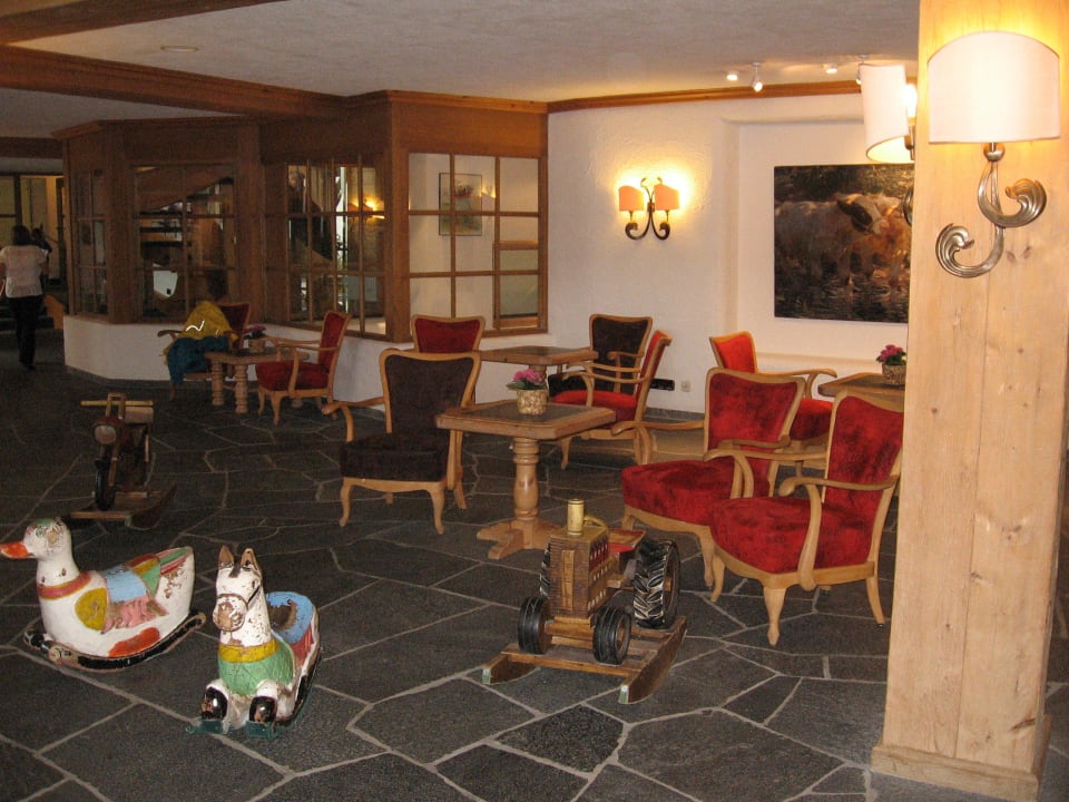 Sitzecke in der Empfangslobby Familotel Allgäuer Berghof