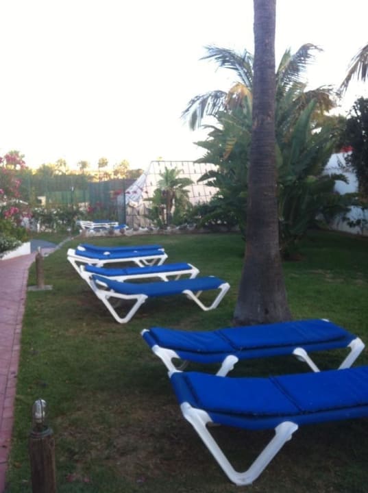 Die Liegen vor dem Bungalow  HL Miraflor Suites Hotel