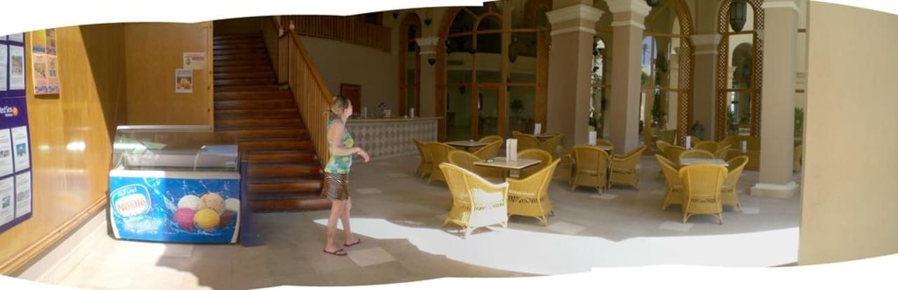 Baar und Eingang von der Poolanlage zur Lobby Ghazala Gardens