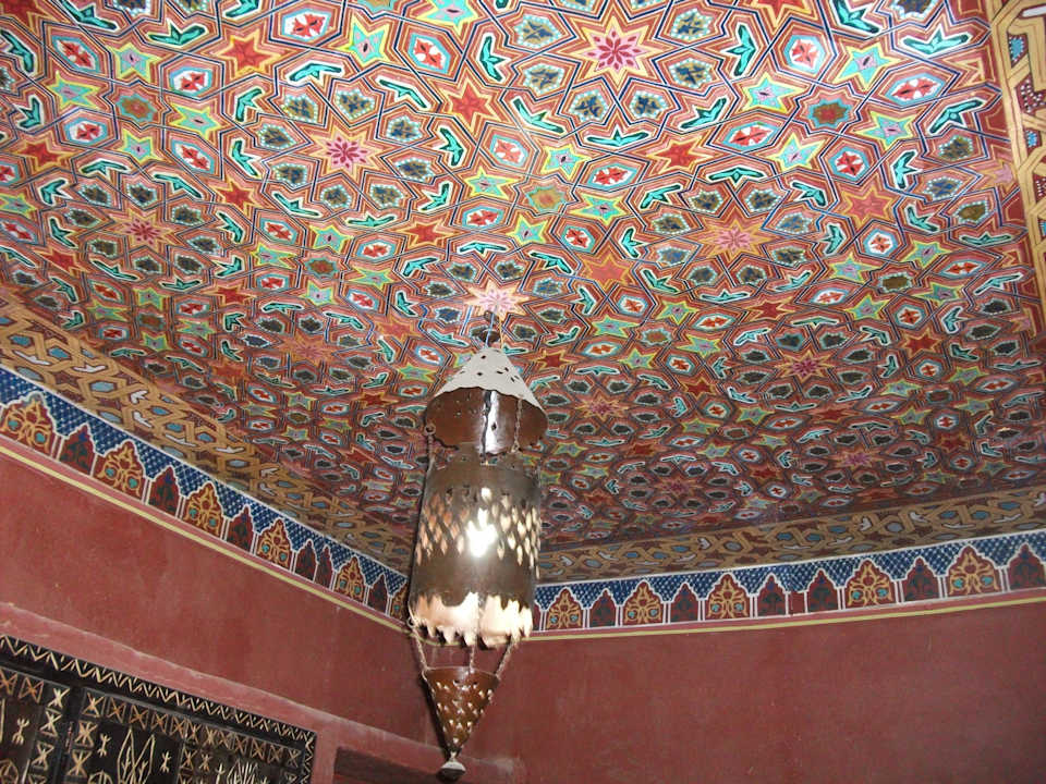 Plafond hall 1er étage Guesthouse Dar Al Aafia