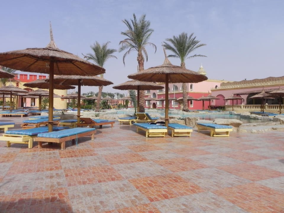 Am Nebenpool morgens früh Pickalbatros Alf Leila Wa Leila Resort - Neverland Hurghada