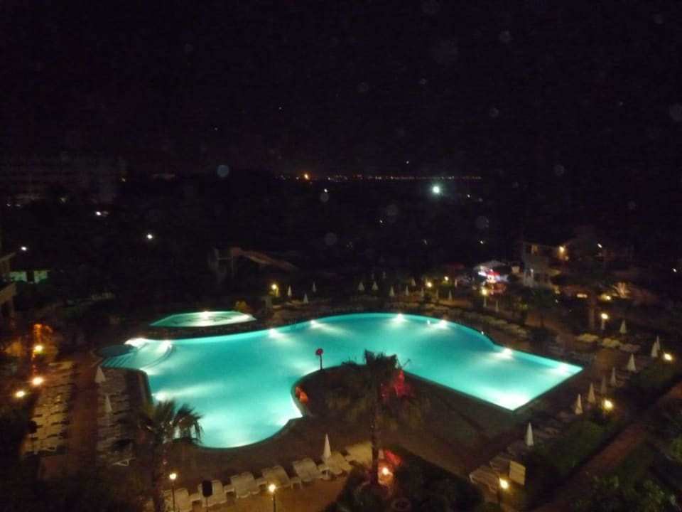 Aussicht bei nacht aus dem Zimmer Bella Resort & Spa