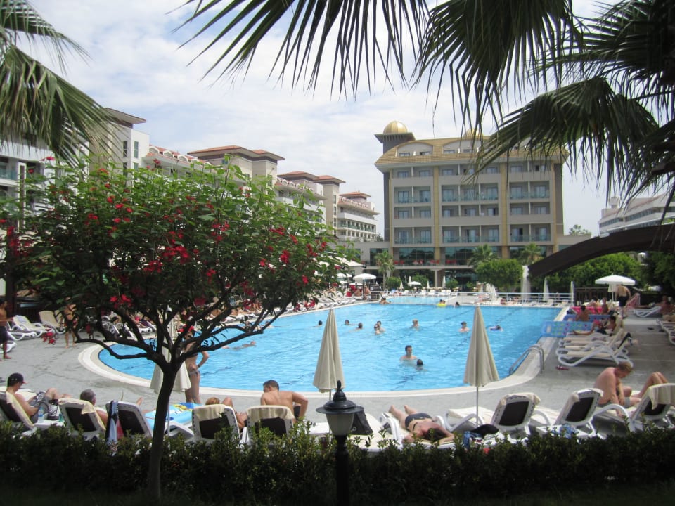 Außenansicht und Pool Aydinbey Kings Palace & Spa