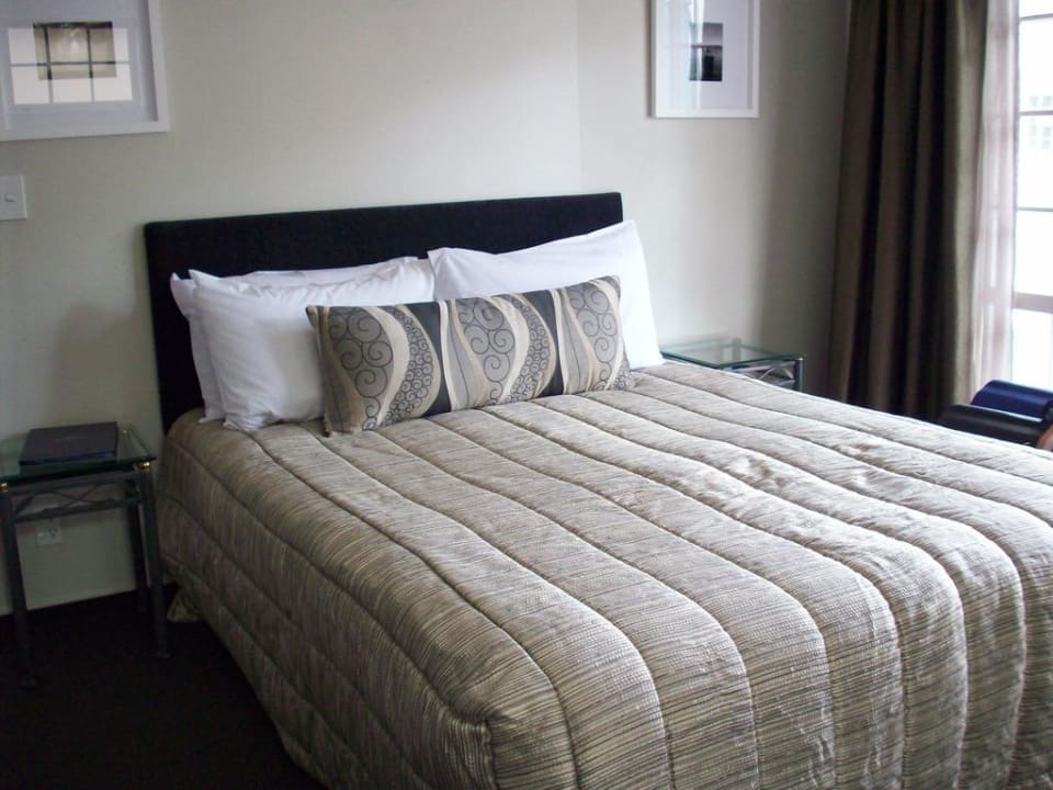 King Size Bett im Hauptzimmer Hotel & Spa Silver Fern Rotorua