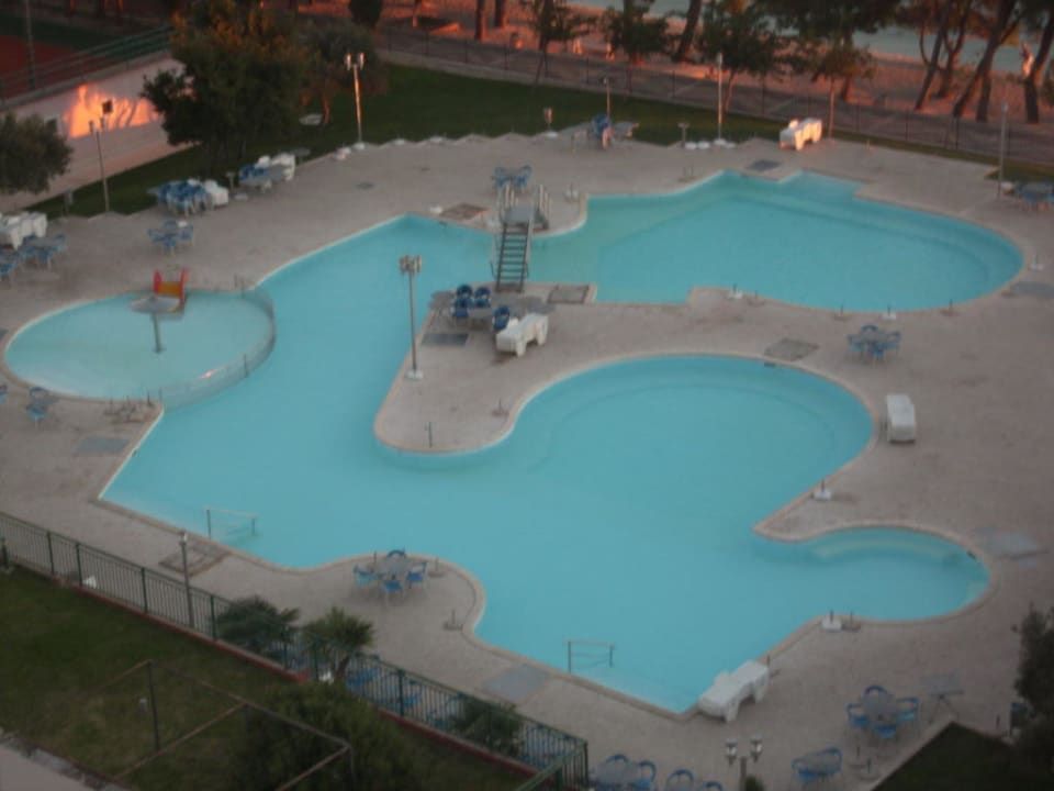 Poolanlage am Abend Bluesun Hotel Neptun