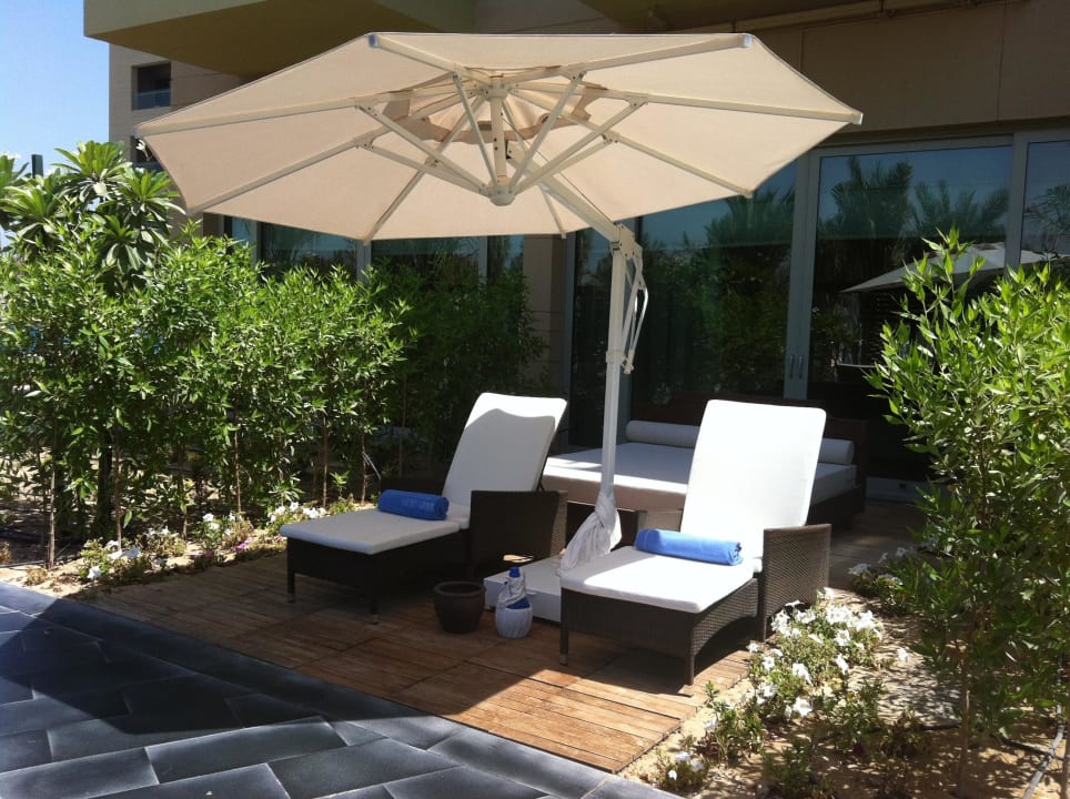 Eine Terrasse der unteren Zimmer am Pool Rixos The Palm Hotel & Suites