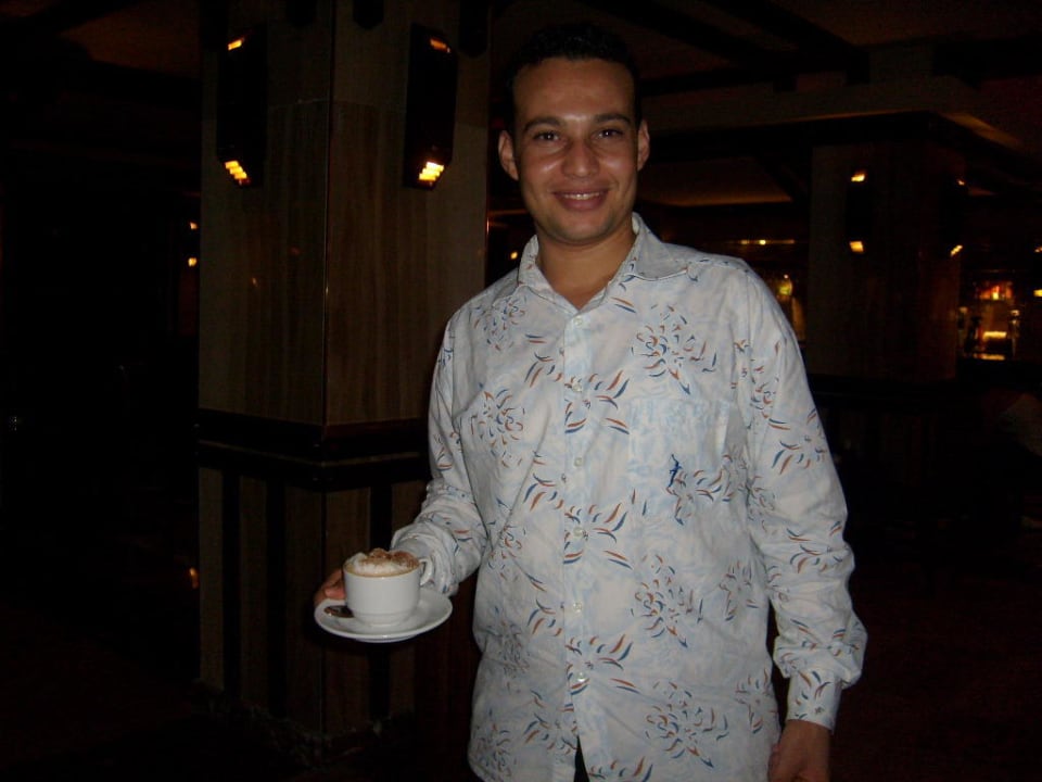 Ahmed bringt einen Cappuccino Pickalbatros Alf Leila Wa Leila Resort - Neverland Hurghada