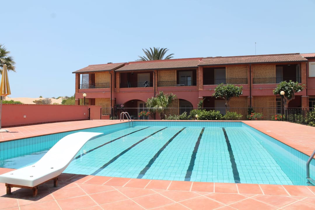 Piscina e appartamenti Le Dune Residence
