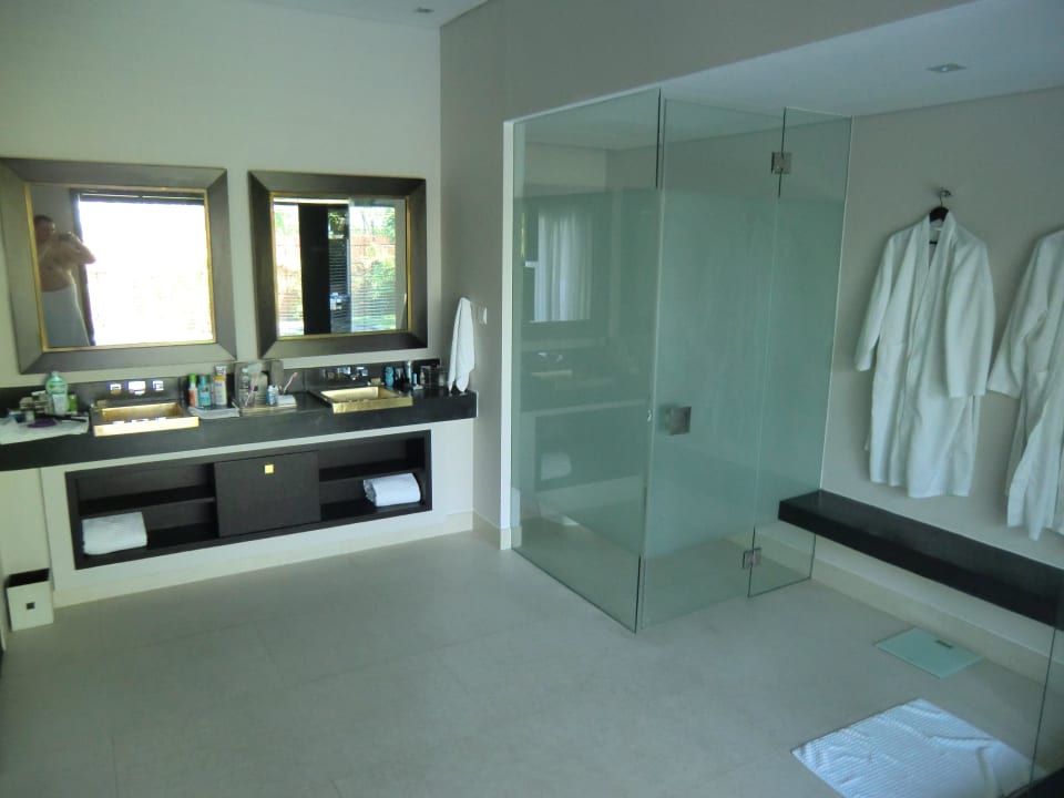 Waschbecken und WC TIA Wellness Resort