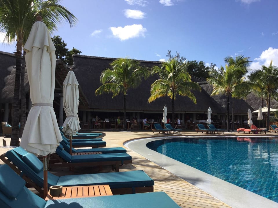 Pool mit Restaurant im Hintergrund Sands Suites Resort & Spa