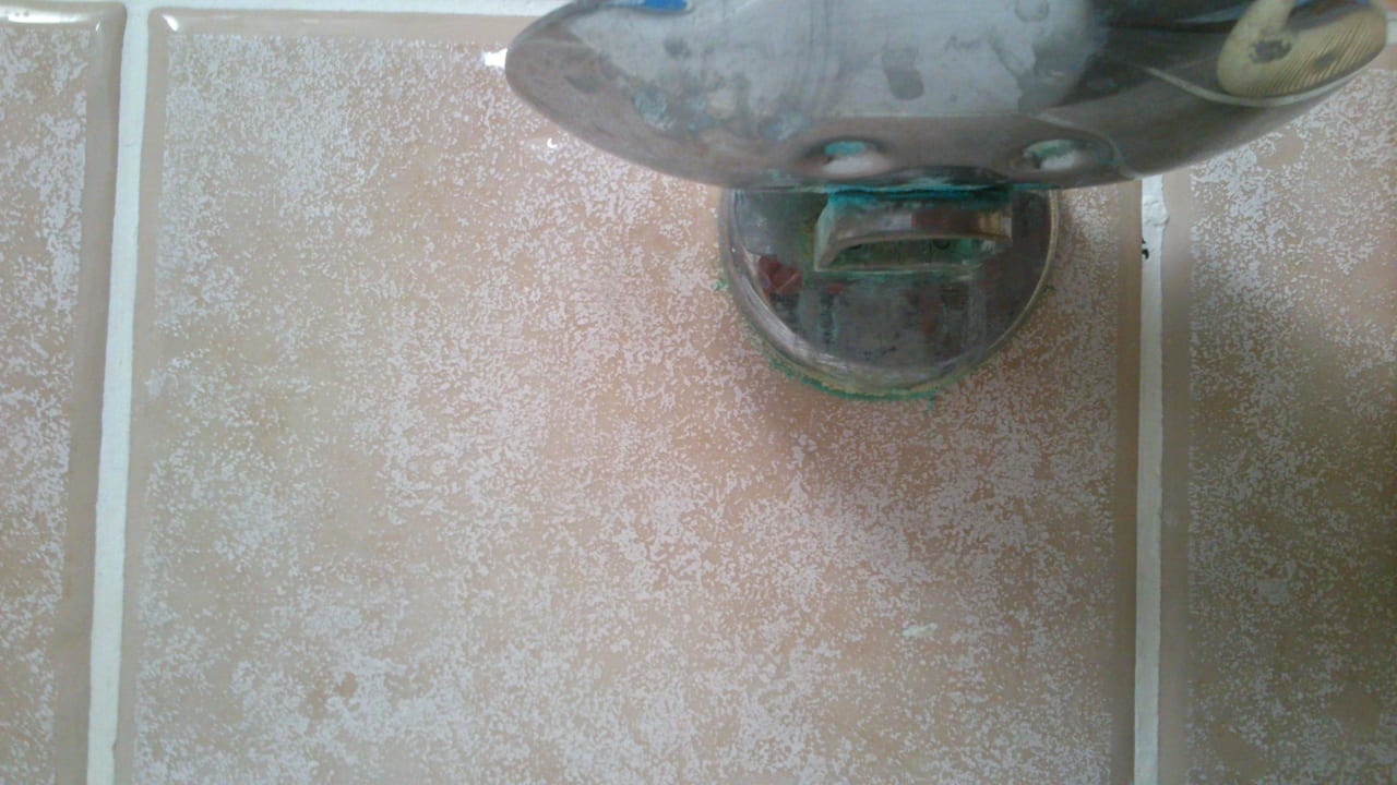 Grünspan an den Armaturen Arena Verudela Beach Resort