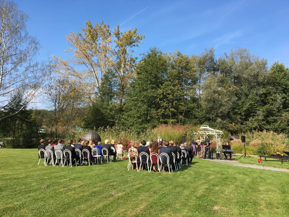 Hochzeitsfeier im Garten Das Seepark Wörthersee Resort