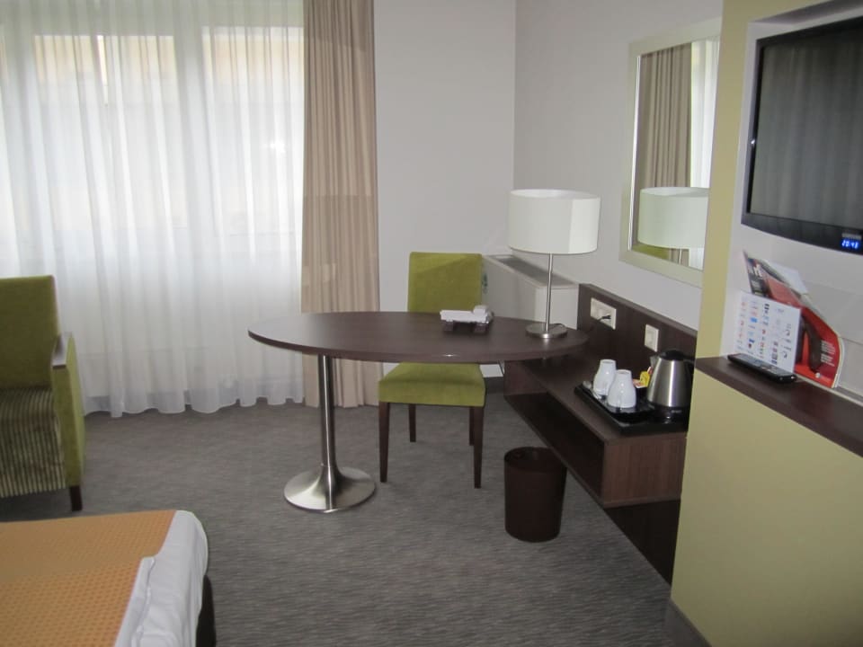 Ausblick auf den Schreibtisch Leonardo Hotel Heidelberg-Walldorf
