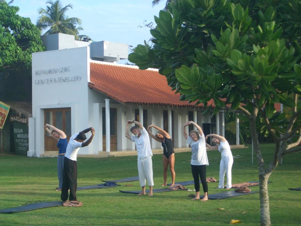 Yoga am Strand vor dem Hotel Hotel Muthumuni Ayurveda Beach Resort