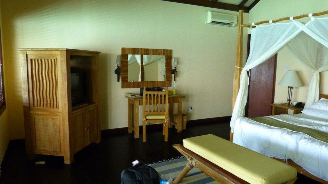 Bett mit Moskitonetz, leistet gute Dienste. Filitheyo Island Resort