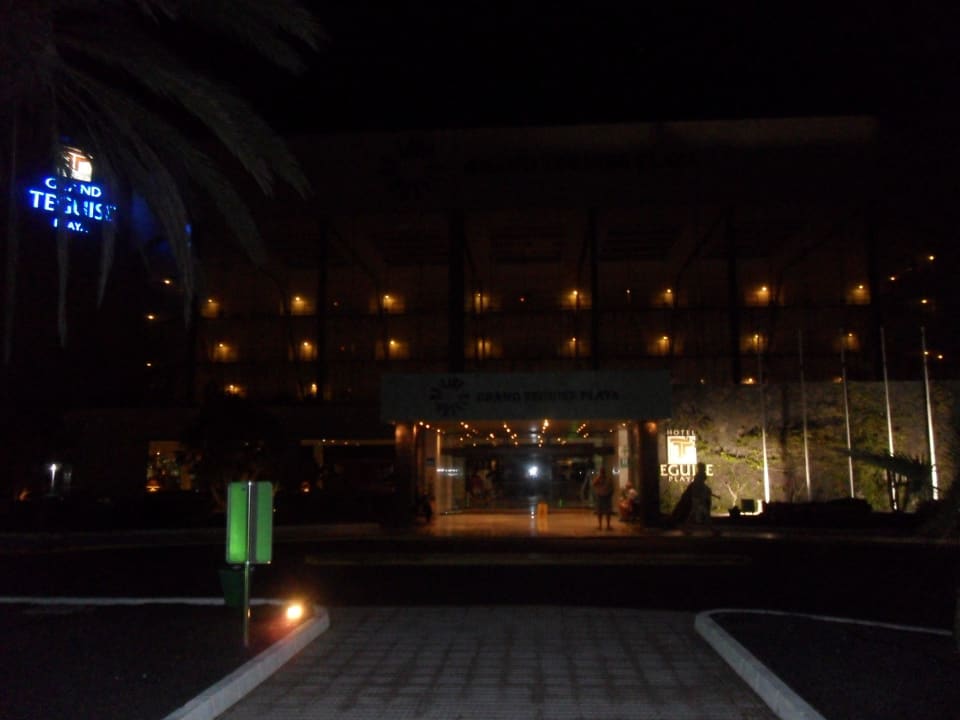 EIngang bei Nacht Hotel Grand Teguise Playa