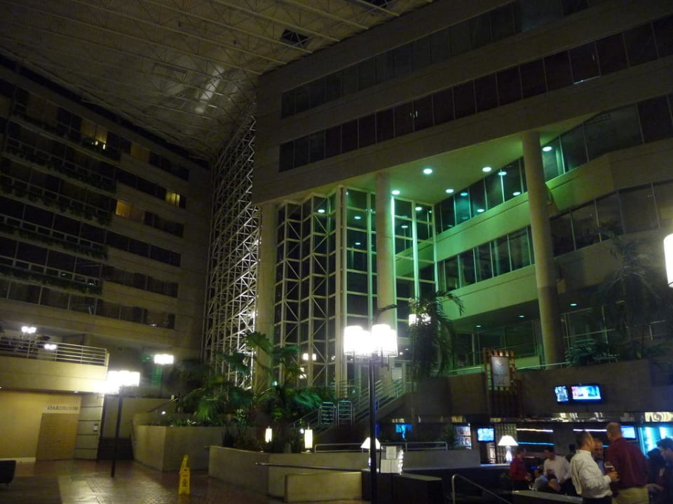 Innenhof mit Hotelbar Hyatt Regency Greenville