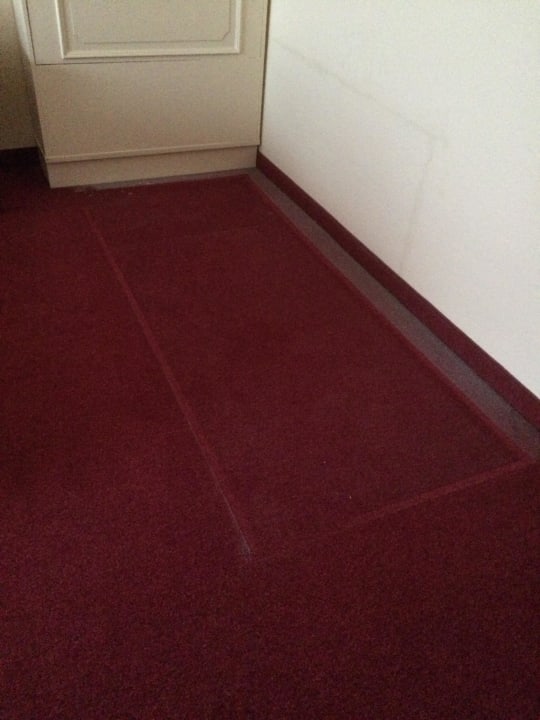 So sieht es hinter dem Bett aus Sauerland Alpin Hotel