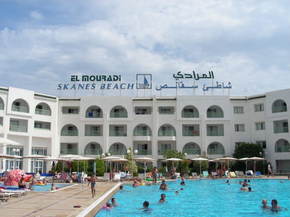 Pool und hinterer Hoteltrakt Hotel El Mouradi Skanes Beach