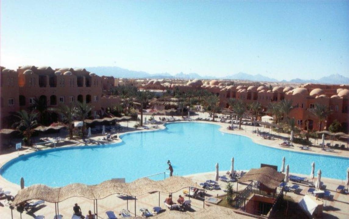 Hotelanlage Richtung Haupteingang/Restaurant Jaz Makadi Oasis Resort