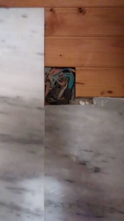 Offene Elektrokabel neben der Dusche Hotel Andiz Beach