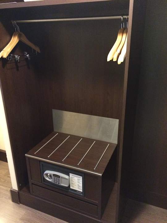 Schrank und Safe Hotel NH Frankfurt Airport