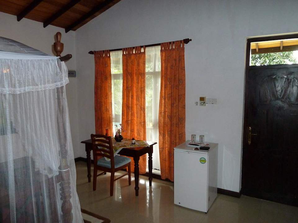 Kühlschrank und Schreibtisch Hotel Panorama