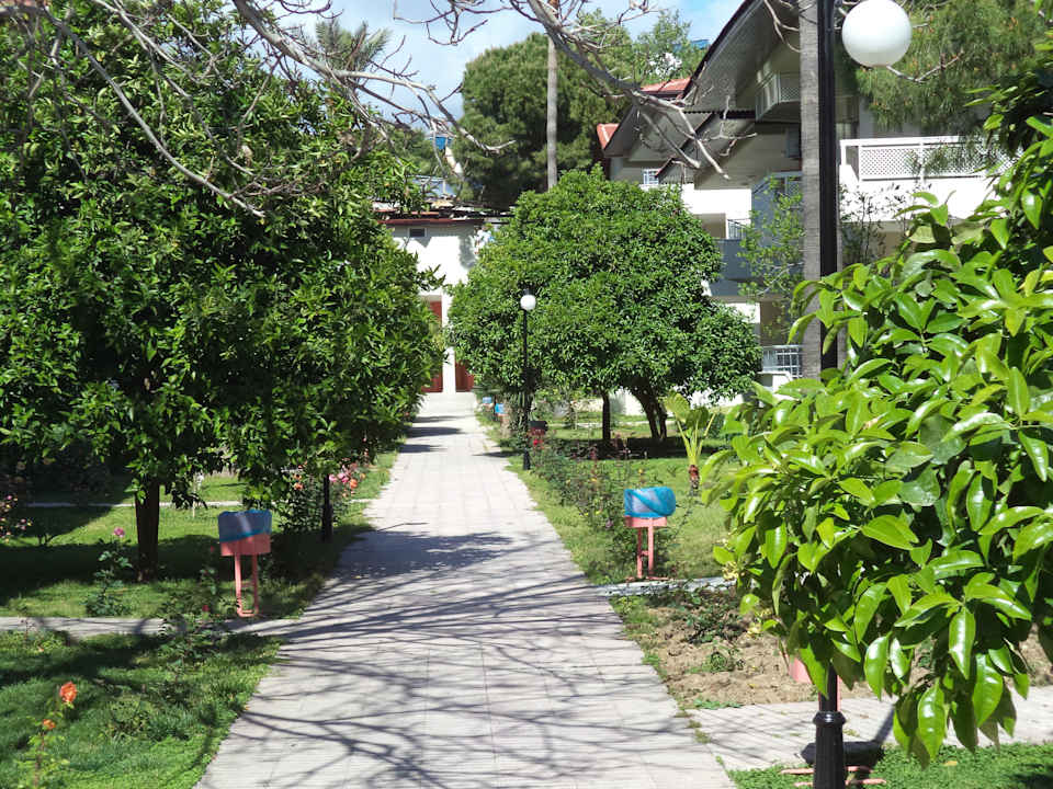 Nette Gartenanlage Hotel Sirma