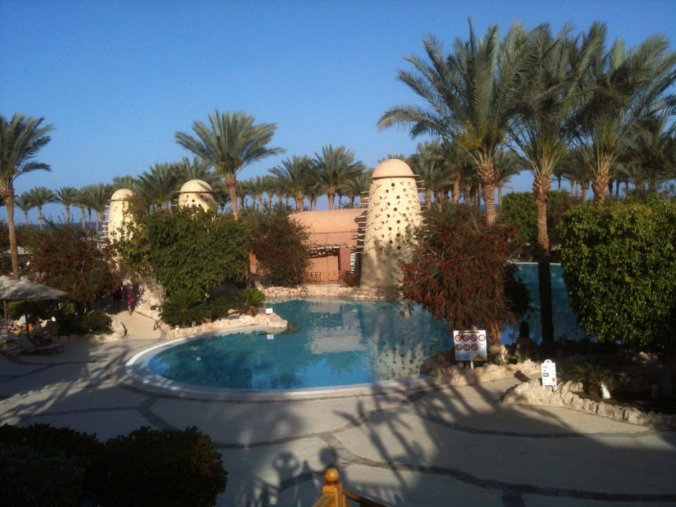 Blick auf Caribean Lokal mit Pool Grand Makadi