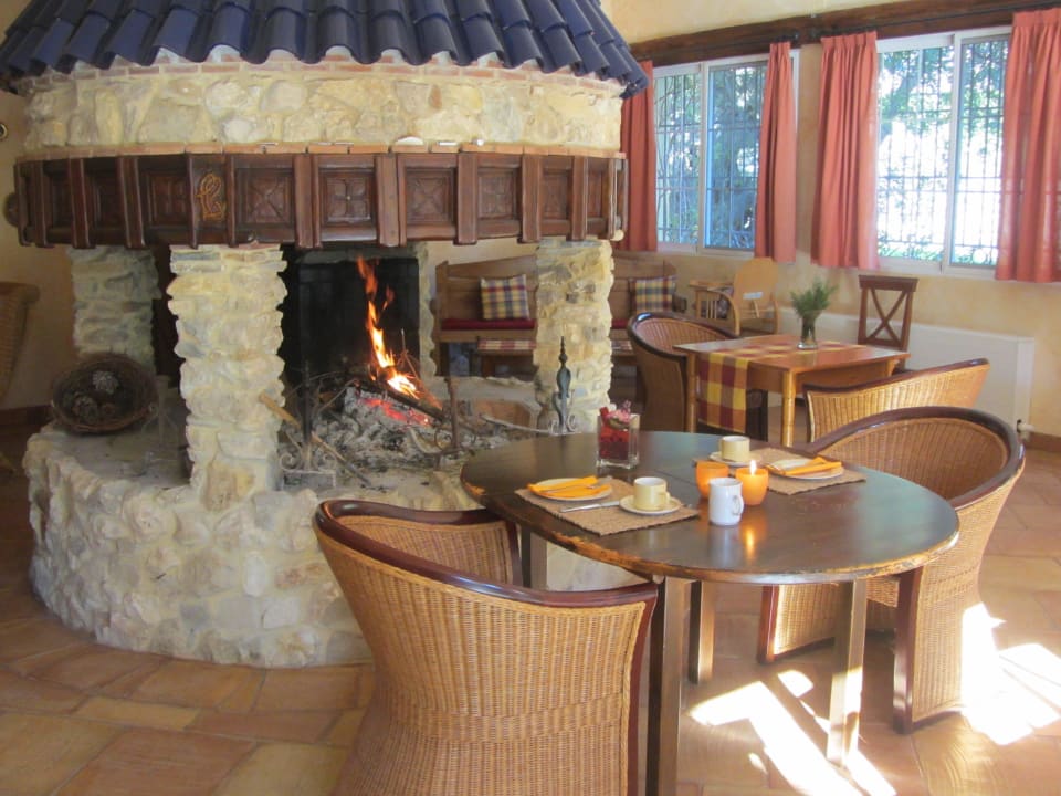 Frühstücksplatz am Kaminfeuer (März) Hotel Villa Lehmi