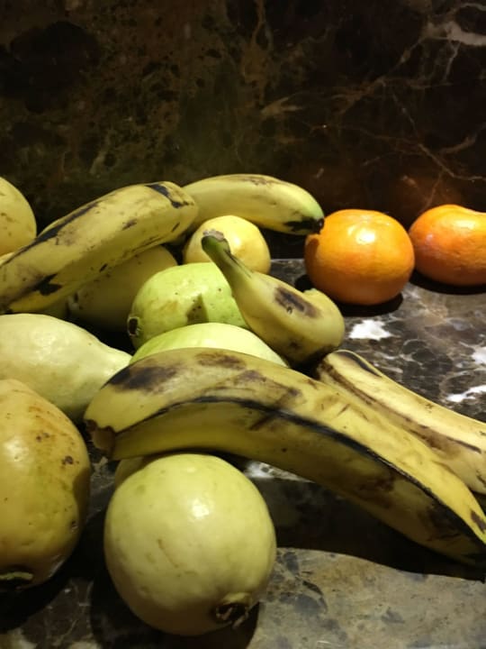 Braunes Fallobst mit Druckstellen  Makadi Spa - Adults only