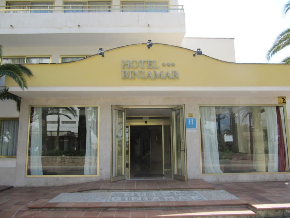 Hoteleingang  Hotel Biniamar