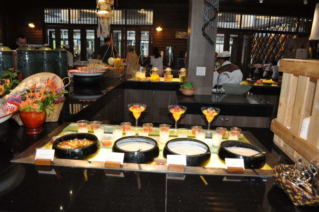 Frühstücksbuffet Fruchtcoctail, Joghurt und Müsli The Sands Khao Lak by Katathani