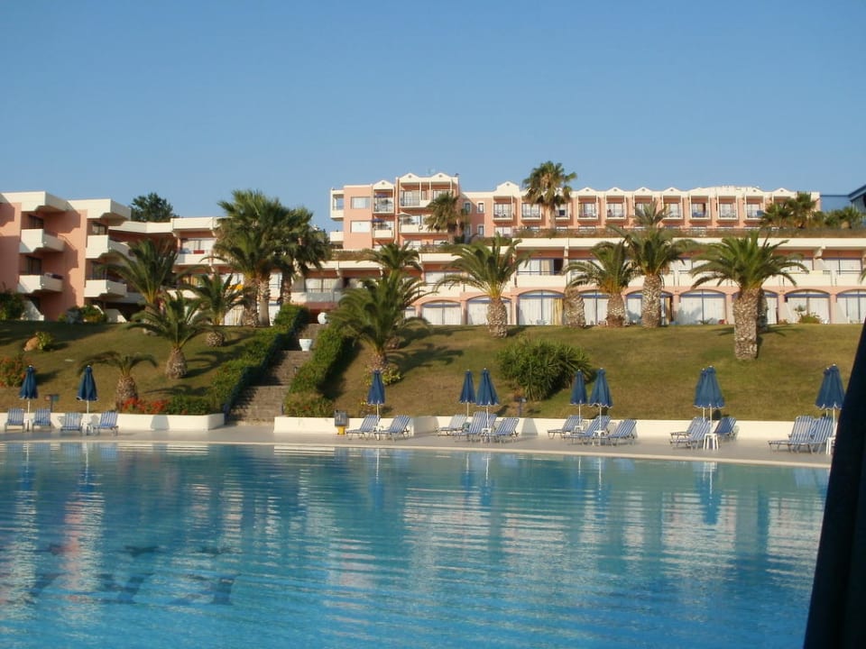 Blick vom Pool zur Hotelanlage Kresten Palace Hotel