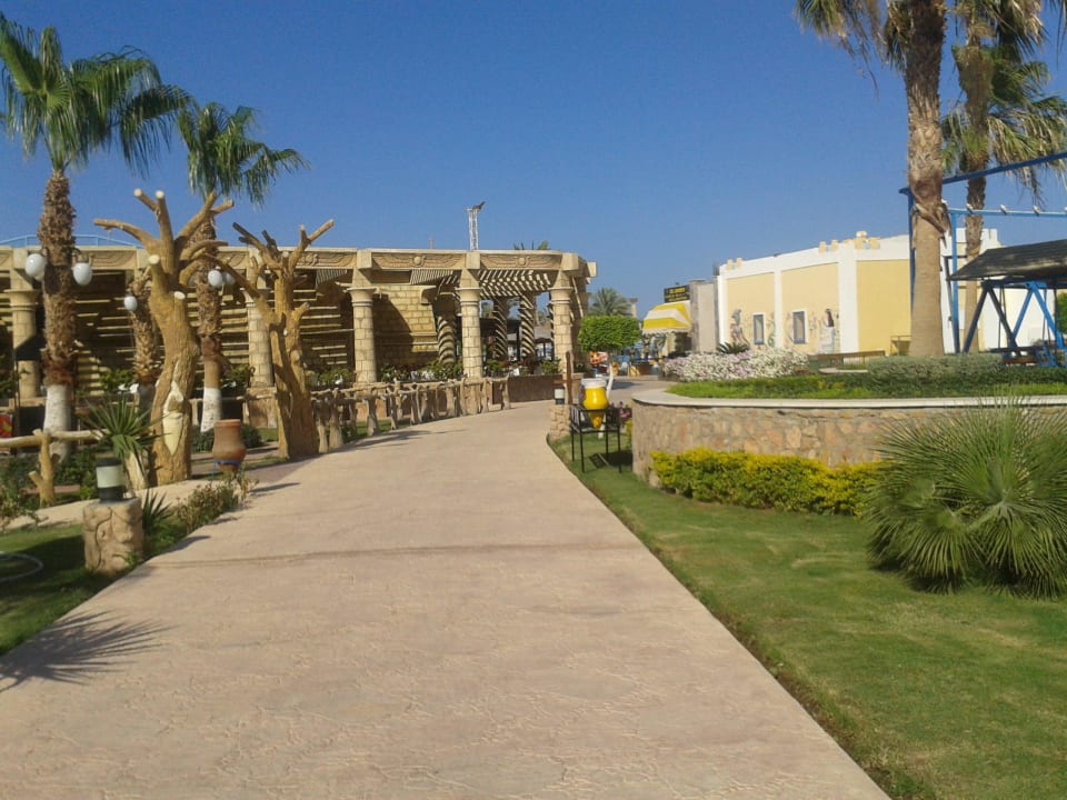 Dojście do restauracji Karnak Mirage Bay Resort & Aqua Park